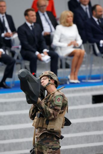 Le premier tableau du défilé est consacré à l'innovation de défense. Ici un soldat avec un fusil anti-drone. 