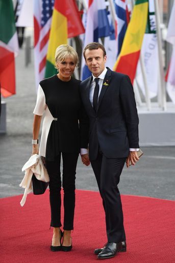Emmanuel et Brigitte Macron arrivent au concert donné à la toute nouvelle Philharmonie de l&#039;Elbe.