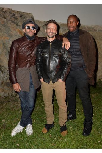 L'artiste JR, Mathieu Kassovitz et Oxmo Puccino&nbsp;lors de la soirée Magnum à Cannes, le 15 mai 2019