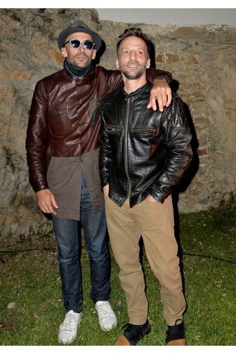L'artiste JR et Mathieu Kassovitz&nbsp;lors de la soirée Magnum à Cannes, le 15 mai 2019