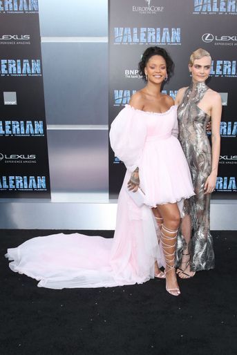 Rihanna et Cara Delevingne à l'avant-première de Valérian et la Cité des mille planètes, à Los angeles le 17 juillet 2017.