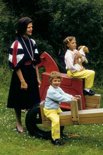 Le prince Carl Philip de Suède avec sa grande soeur la princesse Victoria et leur mère la reine Silvia, en 1984