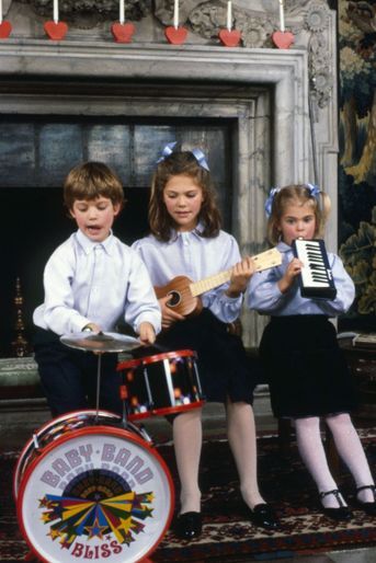 Le prince Carl Philip de Suède avec ses soeurs les princesse Victoria et Madeleine, à Noël 1988