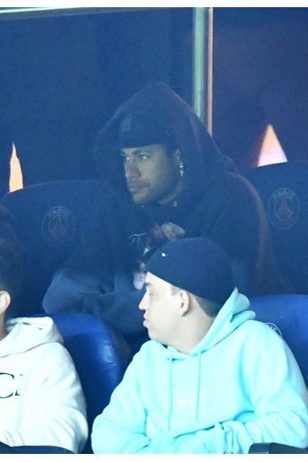 Neymar dans les tribunes du Parc des Princes lors du match de football de ligue 1, opposant le Paris Saint-Germain (PSG) contre l'Olympique de Marseille (OM) à Paris, France, le 17 mars 2019.