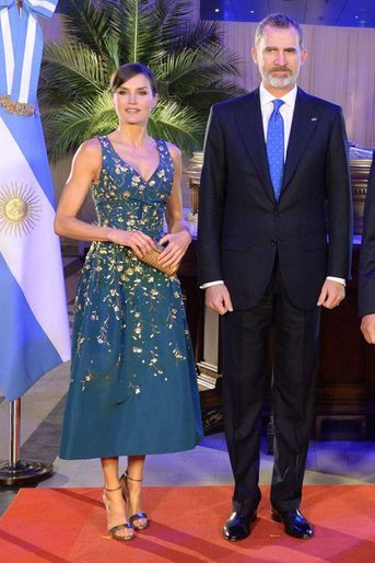 La reine Letizia d'Espagne dans une robe Carolina Herrera à Buenos Aires, le 26 mars 2019