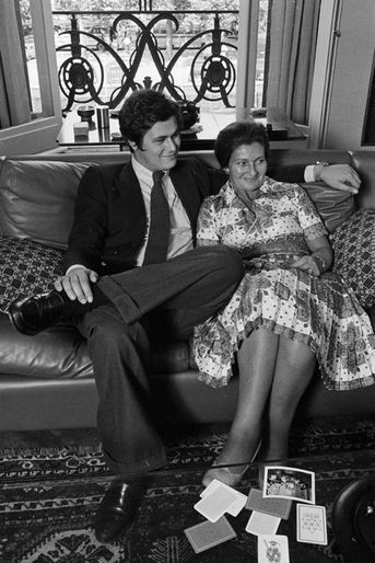 Simone Veil et son fils Pierre-François chez eux à Paris, le 17 juin 1974