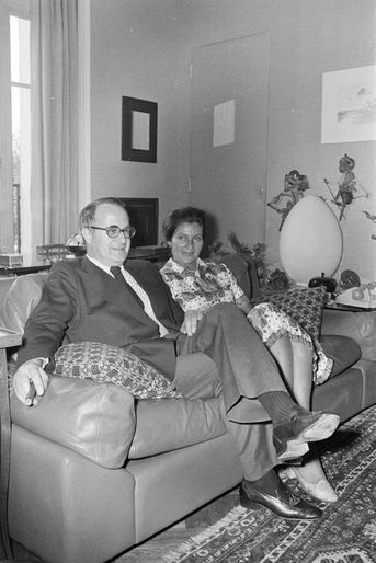 Simone Veil et son mari Antoine chez eux à Paris, le 17 juin 1974