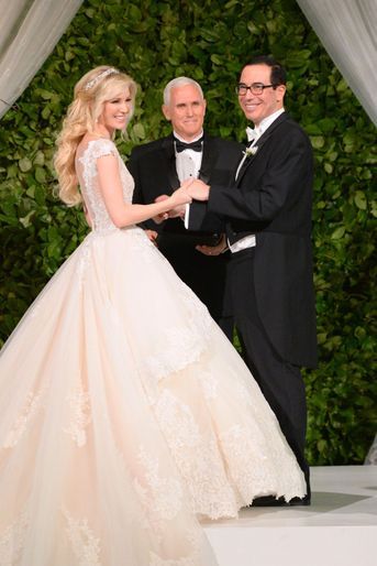 Le vice-président Mike Pence officiant le mariage de Steve Mnuchin et Louise Linton, le 24 juin 2017.
