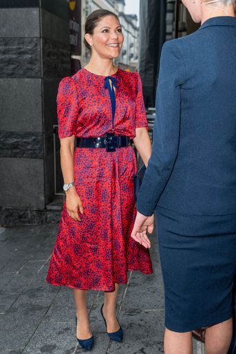 La princesse Victoria de Suède, dans une robe rouge et bleue, à Stockholm le 12 juin 2017