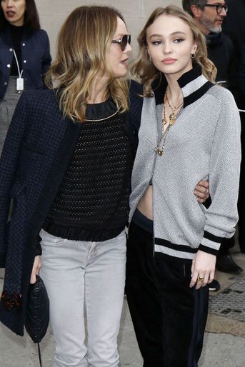 Vanessa Paradis et Lily-Rose Depp au défilé Chanel. 