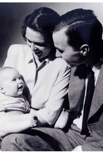 Portrait de famille de George W. H. et Barbara Bush avec leur fils, George W. en 1947