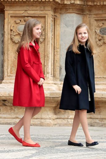 Les princesses Leonor et Sofia à la cathédrale de Palma pour la messe de Pâques, le 16 avril 2017.
