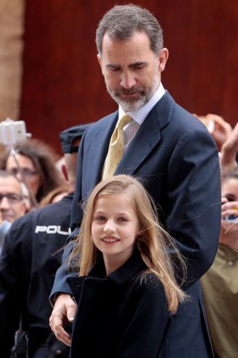 Le roi Felipe et sa fille Leonor à la cathédrale de Palma pour la messe de Pâques, le 16 avril 2017.