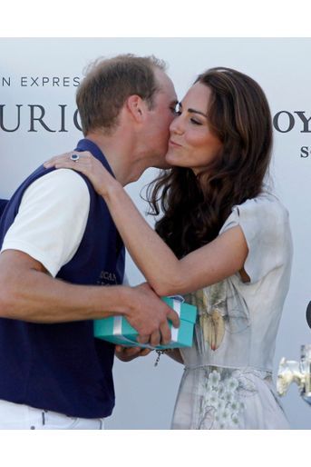 William et Kate échangent une chaste bise, après la victoire du prince lors d&#039;un match de polo, à Santa Barbara en Californie, le 9 juillet 2011.
