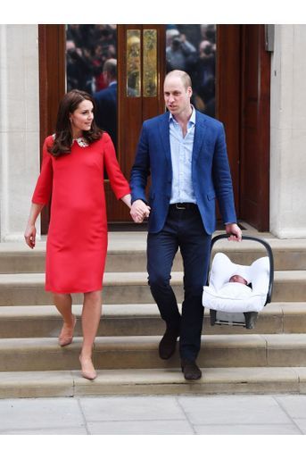 Kate et William, main dans la main, sortant de la maternité après la naissance de leur troisième enfant, le prince Louis, à Londres le 23 avril 2018. 