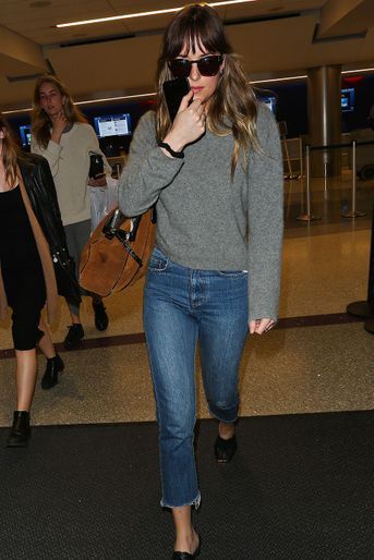 Dakota Johnson à l'aéroport de Los Angeles, le 5 avril 2018
