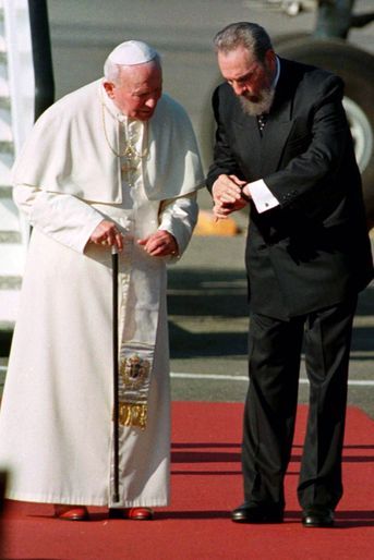 Fidel Castro, photographié en janvier 1998 avec le pape Jean-Paul II.