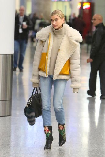 Hailey Baldwin à l'aéroport de Toronto, le 8 décembre 2017