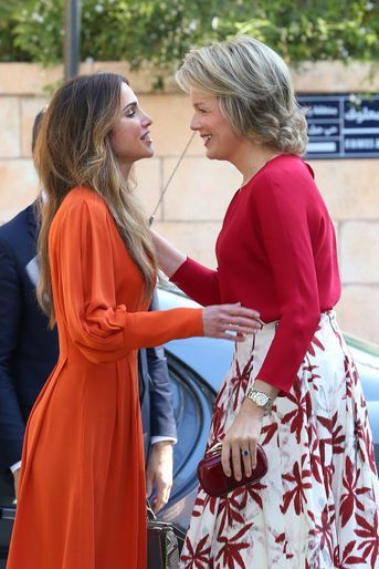 En visite humanitaire en Jordanie, la reine des Belges Mathilde a retrouvé la reine Rania<br />
 qui l’a entraînée ce mardi 25 octobre à la découverte du showroom de la Jordan River Foundation.