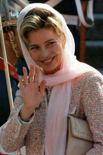 La reine Noor de Jordanie au mariage de l'infante Cristina d'Espagne et de Inaki Urdangarin, à Barcelone le 4 octobre 1997