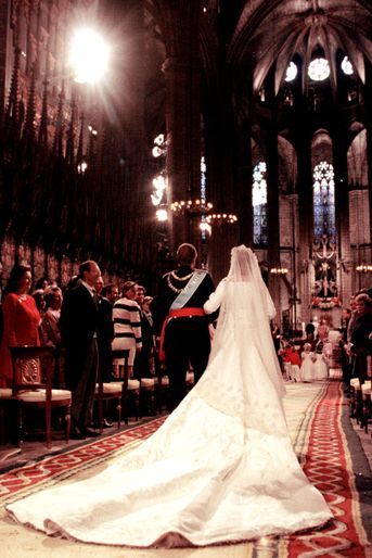 L'infante Cristina d'Espagne le jour de son mariage avec son père le roi Juan Carlos, à Barcelone le 4 octobre 1997