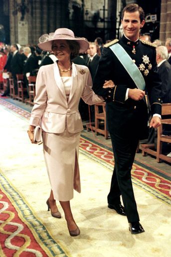 La reine Sofia d'Espagne et son fils le prince Felipe au mariage de l'infante Cristina d'Espagne et de Inaki Urdangarin, à Barcelone le 4 octobre 1997