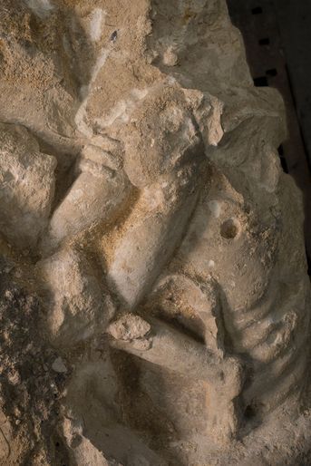 <br />
Chapiteau sculpté figurant un personnage, daté del’époque romane