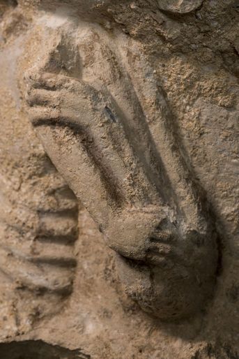 Chapiteau sculpté figurant un personnage, daté de l’époque romane