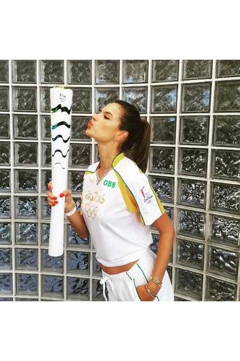 Alessandra Ambrosio avec la flamme olympique.
