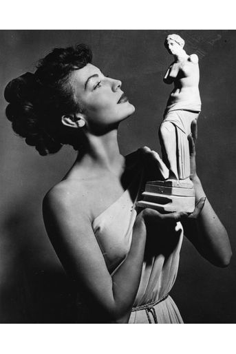Ava Gardner, icône du cinéma hollywoodien, en 1948, qui tient la statue de la Vénus de Milo