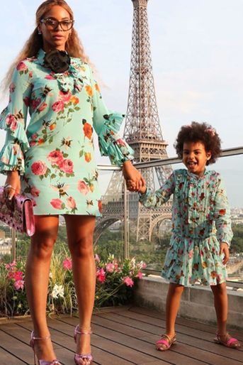 Beyoncé et sa fille Blue Ivy, assorties, devant la Tour Eiffel
