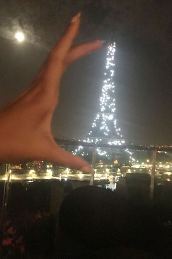 Beyoncé tient la Tour Eiffel entre ses doigts