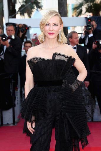 Cate Blanchett monte les marches à Cannes le 17 mai 2018