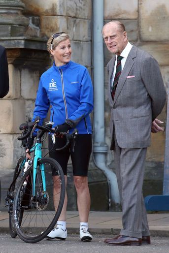 La comtesse Sophie de Wessex est partie ce lundi 19 septembre à vélo du palais de Holyroodhouse à Edimbourg<br />
 pour rallier Buckingham Palace à Londres. Soit plus de 700 kilomètres à parcourir en une semaine, pour la bonne cause.