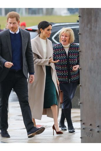 Le prince Harry et Meghan Markle, en crème et vert, à Belfast le 23 mars 2018