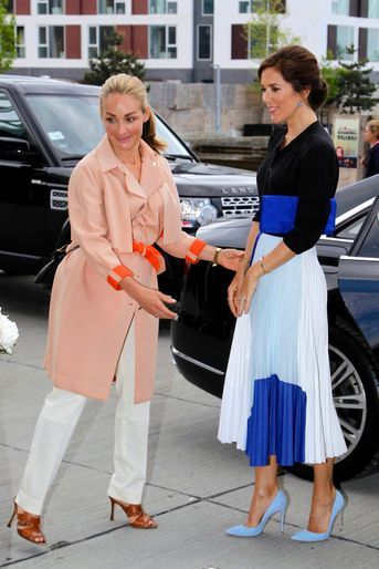 La princesse Mary de Danemark dans une jupe blanche et bleue à Copenhague, le 15 mai 2018