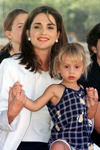 La princesse Iman de Jordanie avec sa mère la reine Rania, le 19 août 1999