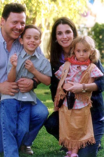 La princesse Iman de Jordanie avec son frère le prince Hussein et leurs parents, le 28 juillet 2000