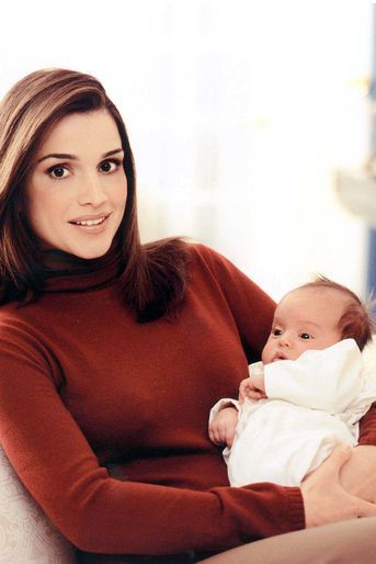 La princesse Salma de Jordanie avec sa mère la reine Rania, le 20 décembre 2000