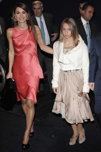La princesse Iman de Jordanie avec sa mère la reine Rania, le 30 octobre 2008