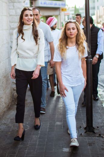 La princesse Iman de Jordanie avec sa mère la reine Rania, le 16 août 2015