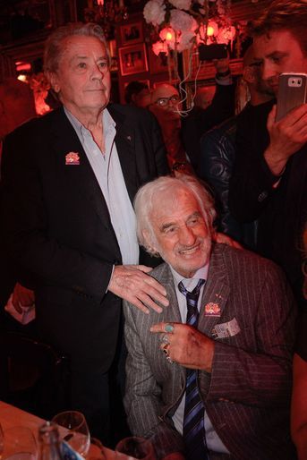 Alain Delon et Jean-Paul Belmondo à l&#039;anniversaire de Michou, à Paris, le 20 juin 2016.