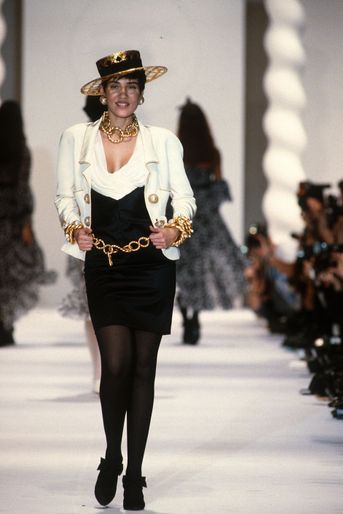 Cristina Cordula au défilé Chanel à Paris en 1990.