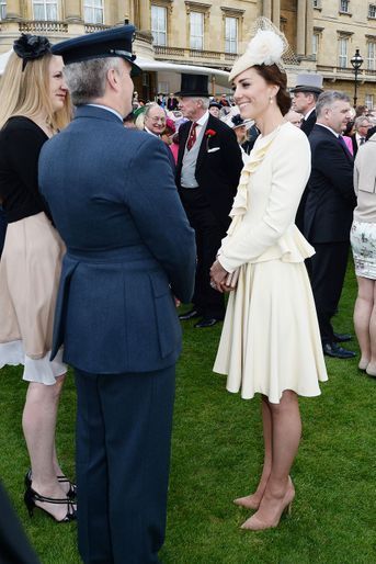 La duchesse Catherine de Cambridge dans les jardins de Buckingham Palace à Londres, le 24 mai 2016