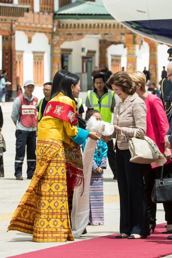 La reine Silvia de Suède à son arrivée à Paro, avec des princesses du Bhoutan, le 8 juin 2016