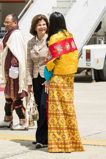 La reine Silvia de Suède à son arrivée à Paro, avec une princesse du Bhoutan, le 8 juin 2016