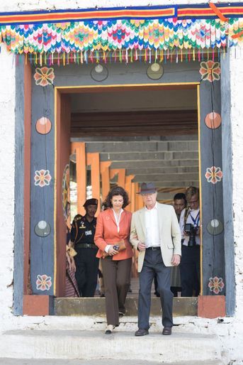 La reine Silvia et le roi Carl XVI Gustaf de Suède à Phunakha, le 10 juin 2016