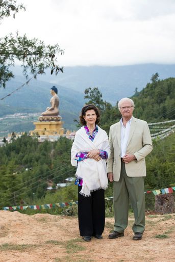 La reine Silvia et le roi Carl XVI Gustaf de Suède dans le parc naturel Kuensel Phodrang, le 9 juin 2016