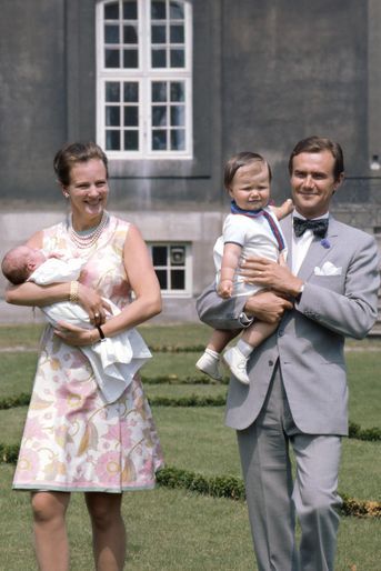 Le prince Henrik de Danemark avec la princesse Margrethe et leurs deux fils, en juin 1969