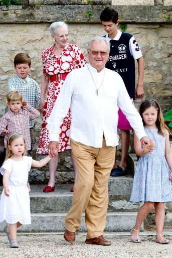 Le prince Henrik de Danemark avec la reine Margrethe II et certains de leurs petits-enfants, le 11 juin 2014